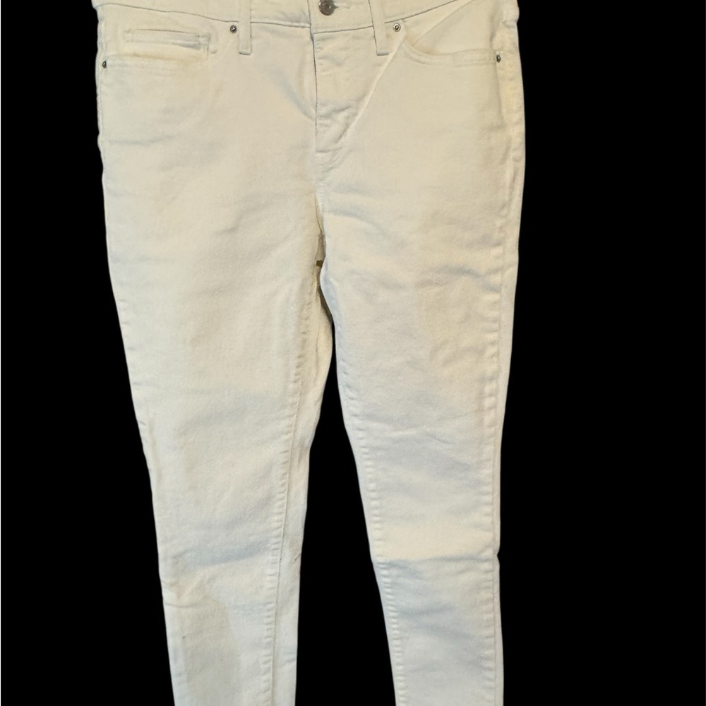 Levi's White Skinny Jeans Minimalist Style